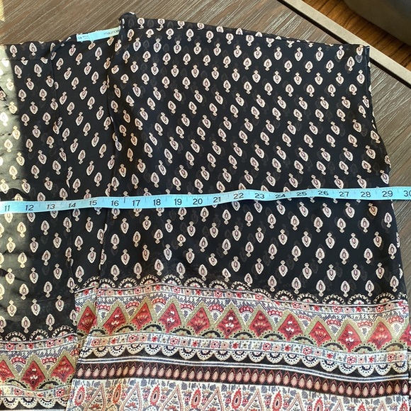 Maurices ladies beautiful wrap in size small with gorgeous print and fringe. - Picture 7 of 8